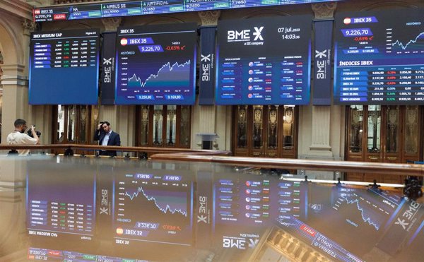 El Ibex 35 firma un nuevo máximo desde 2008 en 14.536 puntos, un 0,90% más