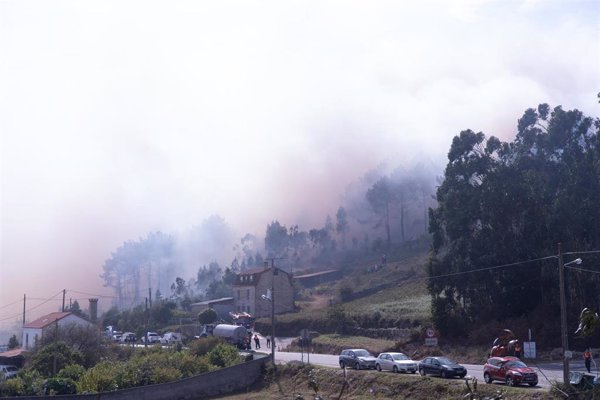 Pontecesco (Coruña) vive en alerta por la reavivación de focos de un incendio que 