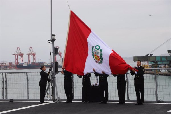 El Ejército de Perú llega a la isla Santa Rosa reclamada por Petro para colocar banderas peruanas