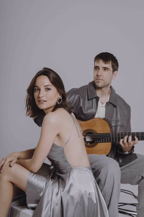 La cantautora Judit Neddermann y el guitarrista Pau Figueres inauguran hoy el Espacio Catedral de Monzón (Huesca)
