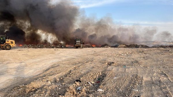 Efectivos del vertedero incendiado en Cuenca trabajan en la extinción tras la retirada de los bomberos
