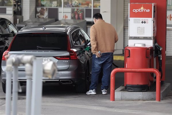 El precio de los carburantes cae un 0,2% y llenar el depósito es hasta 6,4 euros más barato que en 2024