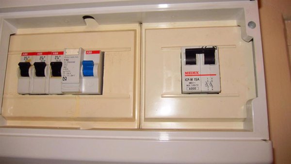 Las ofertas de la luz en el mercado libre son hasta un 23% más caras que el PVPC, según Facua