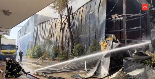 Arde una nave de paquetería en un polígono de Getafe (Madrid)