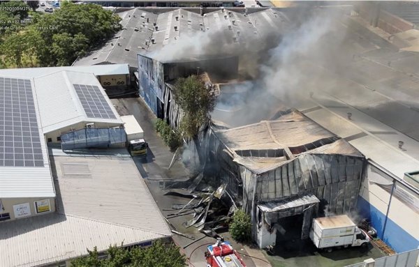 Los bomberos controlan el incendio de una nave de paquetería en Getafe (Madrid)