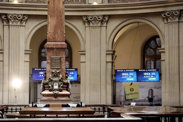 El Ibex 35 sube un 0,94% en la media sesión y supera los 14.800, con la vista en máximos desde 2007