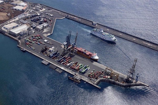 El armador con 49 polizones podrá desembarcar en el puerto de Arrecife (Lanzarote) por 
