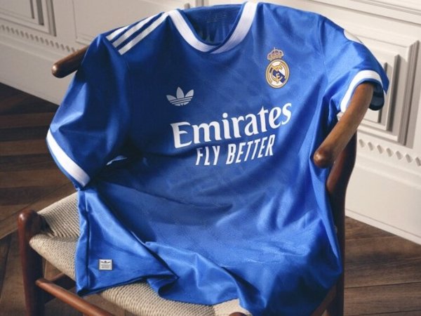 El Real Madrid opta por el azul y blanco en su tercera equipación
