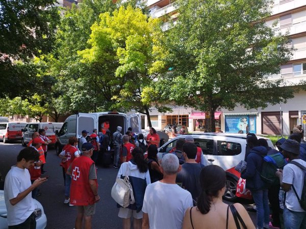 Cruz Roja traslada a los migrantes de Mali que pernoctan en San Sebastián a un alojamiento temporal en Oñati