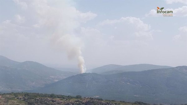 Declarado un incendio en Los Navalucillos (Toledo) que alcanza el nivel 1 por el corte de la CM-4155