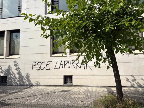 El PSE denuncia pintadas en su sede de San Sebastián en las que se les tilda de 