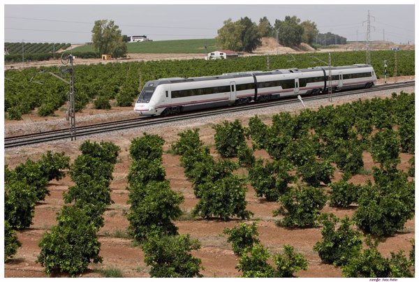 Renfe establece lanzaderas por autobus para mantener el servicio de trenes a pesar del corte de vía entre Ávila y Madrid