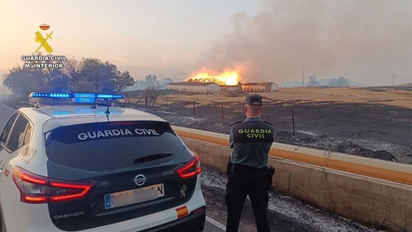 Los evacuados por el incendio en Aldea del Cano (Cáceres)regresan a sus casas tras desaparecer la peligrosidad