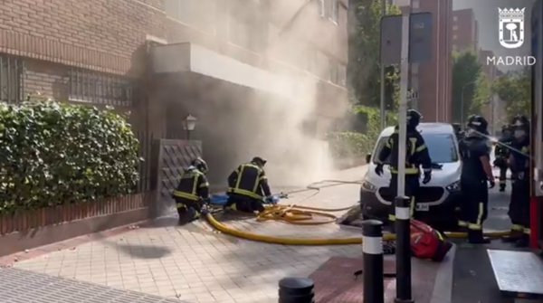 (Amp) Bomberos extinguen un incendio en un cuarto de contadores en Fuencarral con siete intoxicados por humo