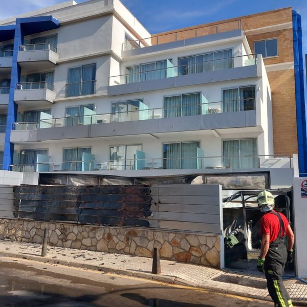 Desalojado un hotel en Palmanova (Mallorca) por un incendio el cuarto de las basuras