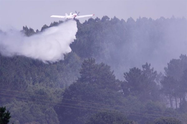 (AMP) Extinguido el incendio de Camariñas, que obligó a desalojos, tras quemar 51,98 hectáreas