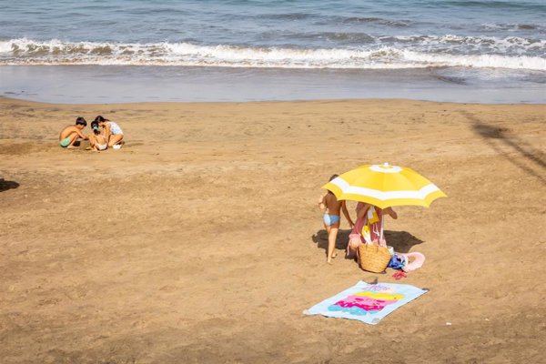 Un total de 44 provincias estarán hoy en aviso por calor, con 22 de ellas en nivel naranja y Canarias en nivel rojo