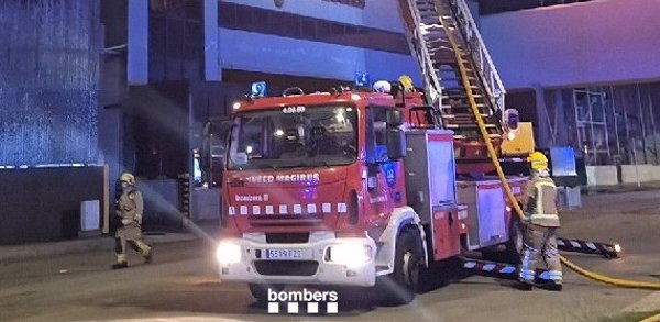 Estabilizan el incendio de varias naves en el polígono Malloles en Vic (Barcelona)