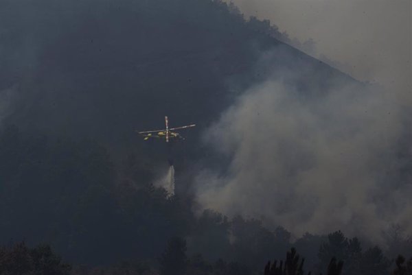 Un brigadista sufre quemaduras durante la extinción del incendio de Maceda (Ourense)