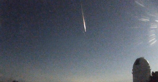 La reentrada de un cohete chino deja un espectáculo luminoso en el cielo del sureste de España