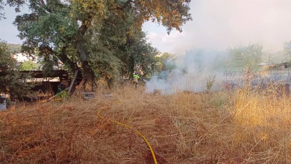 Estabilizado con fuego técnico un flanco del incendio de Yeres (León), con 700 evacuados y cuatro heridos