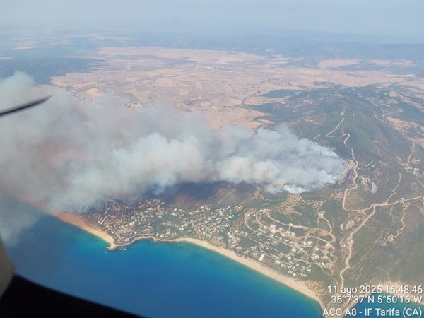Primeros desalojos preventivos de viviendas en Atlanterra por el avance del incendio de Tarifa (Cádiz)
