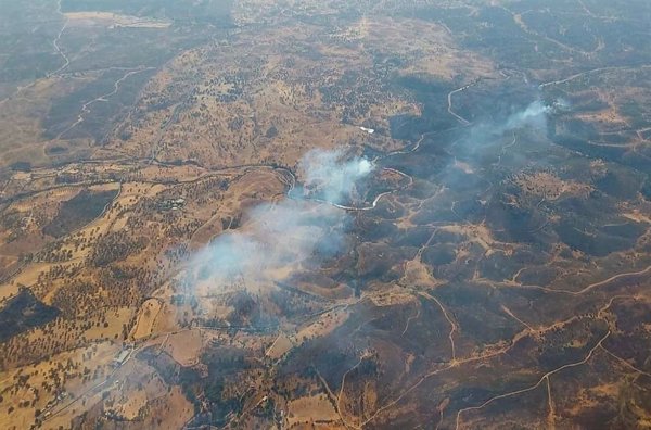 El Infoca logra estabilizar el incendio declarado en Villanueva de los Castillejos (Huelva)