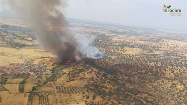 Declarado un incendio en Navalmoralejo (Toledo) que alcanza el nivel 2 por proximidad de humo a la población