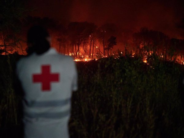 El fuego se ceba con León, donde preocupa el avance del de Las Médudas, y vuelve a impactar en Tarifa (Cádiz)