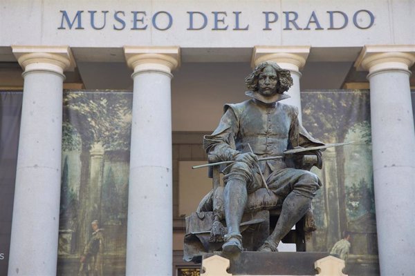 El Ayuntamiento de Madrid inicia los trabajos de restauración del monumento a Diego Velázquez frente a Museo del Prado