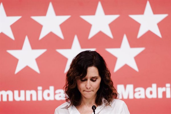 Ayuso traslada su cariño a los familiares y amigos del hombre fallecido en el incendio de Tres Cantos (Madrid)