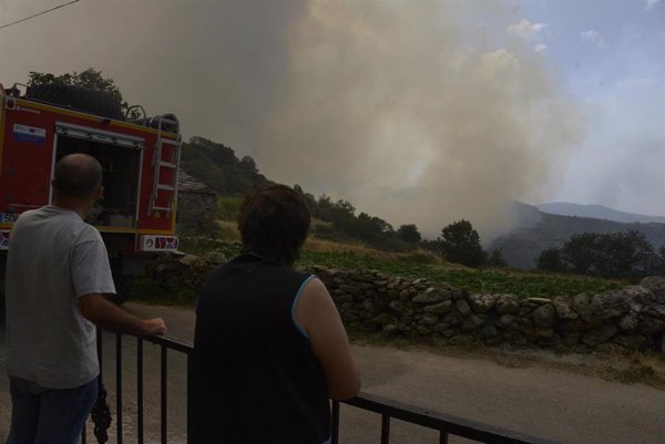Desalojos por la amenaza del fuego para casas en Maceda y Chandrexa (Ourense), donde arden más de 3.000 hectáreas