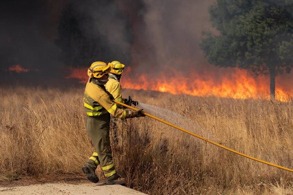 El operativo de Molezuelas (Zamora) perimetra el incendio con máquina pesada y contrafuegos