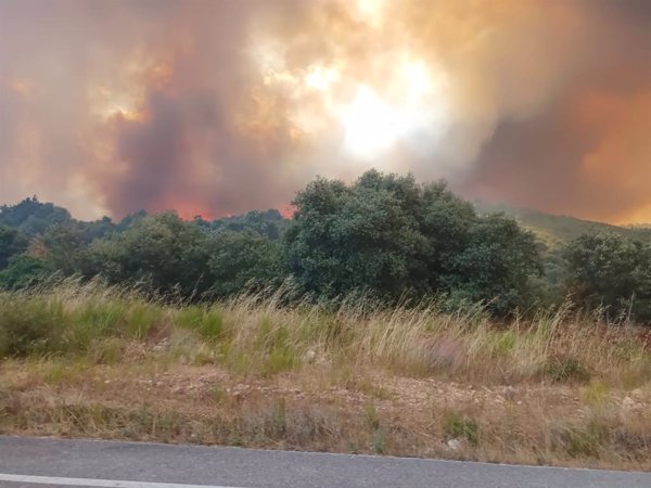 Vuelven a sus casas los vecinos desalojados por el incendio de Yeres (León) excepto los de Voces