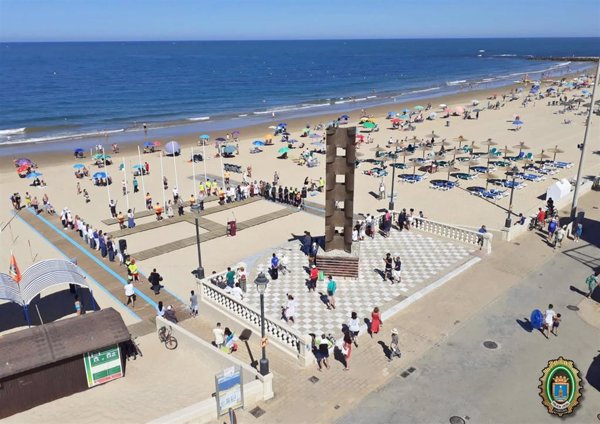 Fallece un bañista en la playa de las Tres Piedras de Chipiona (Cádiz)