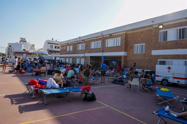 El pueblo de Zahara de los Atunes (Cádiz) se vuelca con los evacuados por el incendio de Tarifa