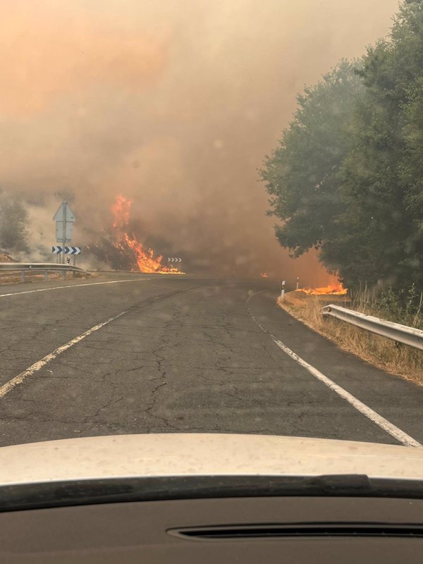 Cortadas por completo la autovía AG-53 y la N-525 en Dozón (Pontevedra) por un incendio que amenaza casas