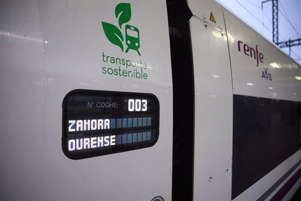 Restablecida la circulación de trenes entre Santiago y Ourense, pero sigue cortado el AVE Galicia-Madrid por el fuego