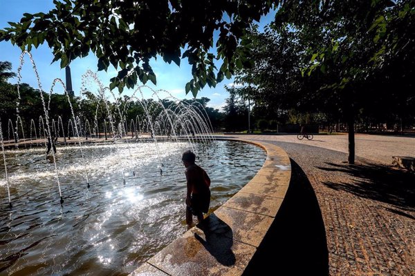 Calor, lluvias y tormentas ponen mañana de nuevo en alerta a casi toda España, con máximas de hasta 42ºC