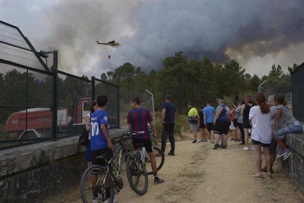 El fuego se extiende por España con más de una docena de incendios, la mayoría en CyL con 2.500 desalojados, y Ourense