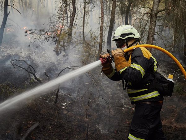Continúan las labores de refresco y control del incendio de Carcastillo (Navarra)