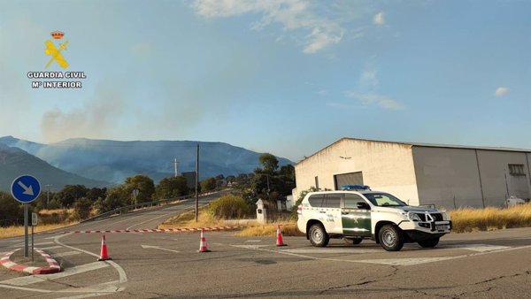 El incendio en los valles del Jerte y el Ambroz (Cáceres) obliga a cortar al tráfico en dos carreteras