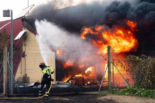 Más de 4.300 vecinos de pueblos de León pasan la noche en pabellones de La Bañeza o Astorga por el fuego