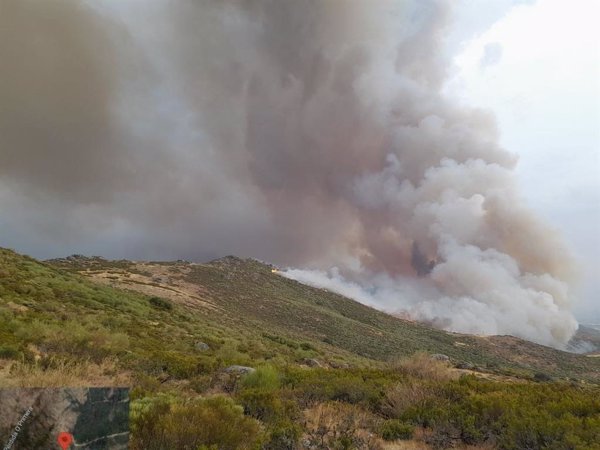 Los incendios mantienen 18 carreteras cortadas en Zamora, León, Valencia, Cáceres, Toledo y Huelva