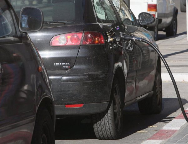 Llenar el depósito puede costar hasta 79 céntimos por litro más en una misma provincia, según Facua