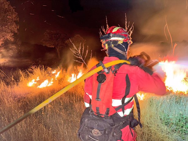 Más de 100 efectivos de la UME trabajan este miércoles en la extinción de los incendios de Extremadura