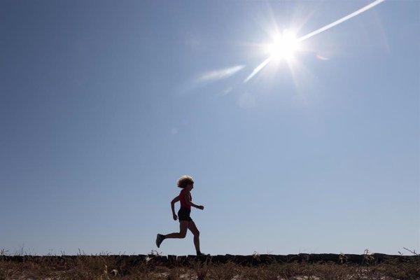 Experto recomienda adaptar la actividad física al calor para mantener una rutina también en verano