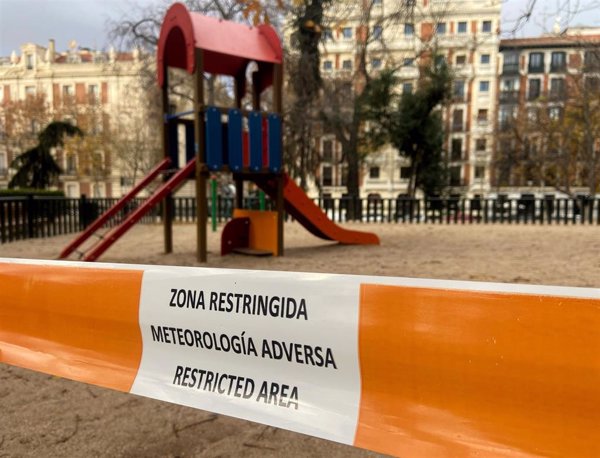 El Retiro y otros ocho parques de Madrid, con zonas balizadas a partir de las 15 horas por condiciones adversas