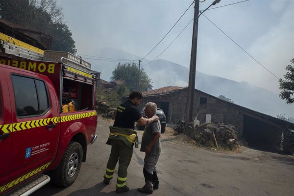 Vientos cambiantes y la proximidad del fuego a núcleos urbanos de Ourense: los equipos de extinción, en jaque