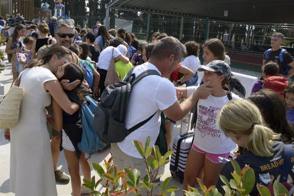 Abrazos y lágrimas en el reencuentro con sus familias de los más de 100 niños confinados en Manzaneda (Ourense)